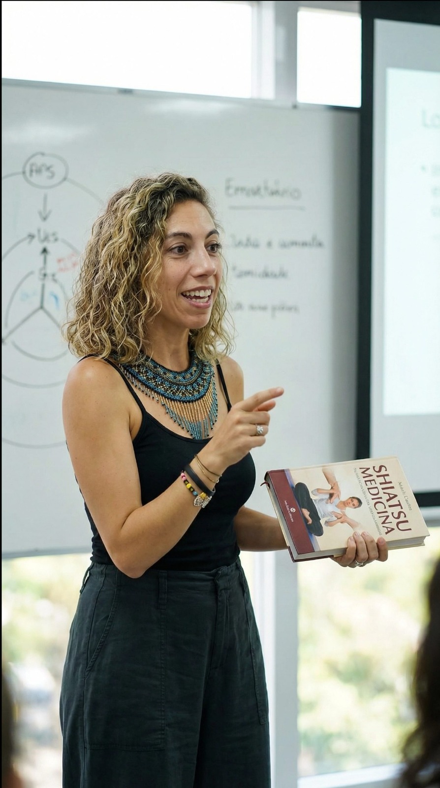 Bárbara Couto a dar aula com o livro Shiatsu Medicina nas mãos